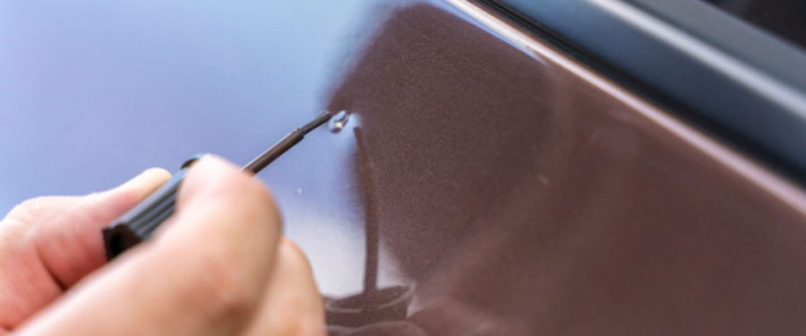 Naprawa odprysków lakieru: poradnik